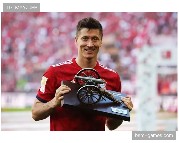 莱万多夫斯基表态愿降薪续约巴萨，状态回升续约前景受关注