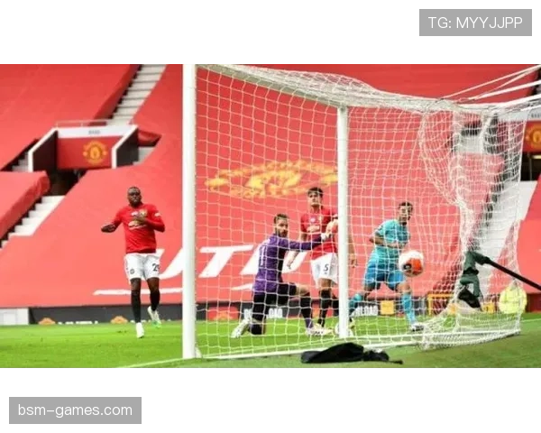 曼联防线失误频繁引发争议,对球队近期稳定性造成影响 曼联防线失误频繁引发争议,对球队近期稳定性造成影响